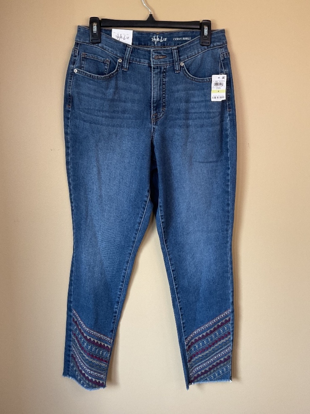 Style &Co. Women’s Size 4 Curvy Fit Ankle Jeans with embroidered Raw Hem - Picture 1 of 5